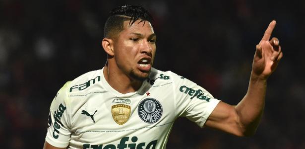 Rony comemora seu 2° gol marcado pelo Palmeiras na partida contra o Cerro Porteño, válida pela ida das oitavas da Libertadores