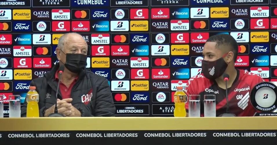 Técnico Felipão e atacante Vitor Roque, do Athletico, em entrevista coletiva