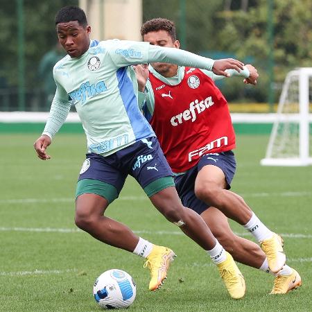 Endrick disputa jogada com Marcos Rocha em treino do Palmeiras  - FABIO MENOTTI