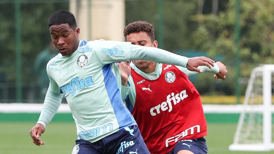 Endrick disputa jogada com Marcos Rocha em treino do Palmeiras  - FABIO MENOTTI