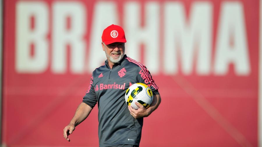 Mano Menezes, técnico do Inter, sorri durante treinamento do time - Ricardo Duarte/Inter