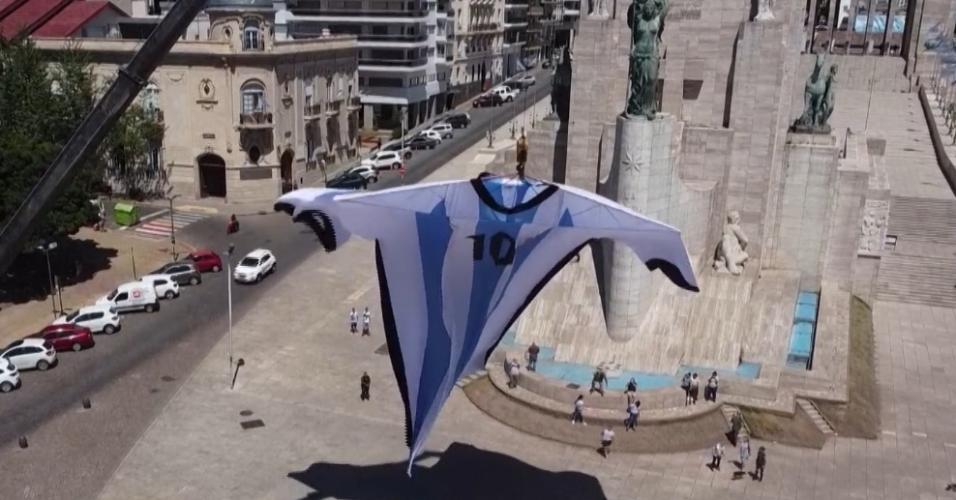 Camisa gigante de Lionel Messi 'flutua' pela cidade de Rosário, na Argentina