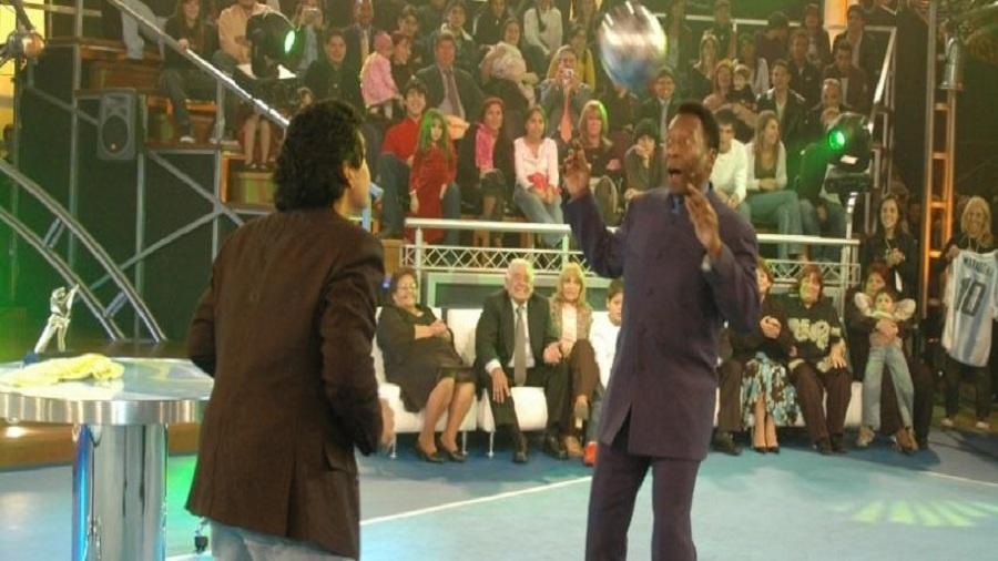 Maradona e Pelé batem bola em programa da TV argentina em 2005 - Reprodução TV