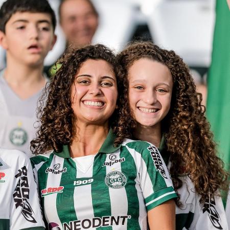 Nathalia levou a prima Stefany para um estádio pela primeira vez - Divulgação/Coritiba