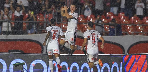 São Paulo atropela Santos e completa 4 jogos sem perder no Estadual