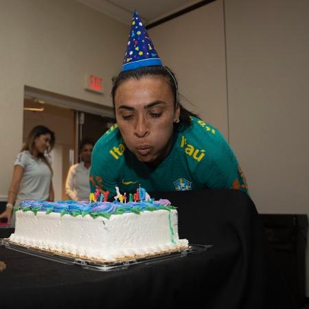 Marta, da seleção brasileira, ganha festa de aniversário antes de jogo contra o Canadá - Thais Magalhães/CBF