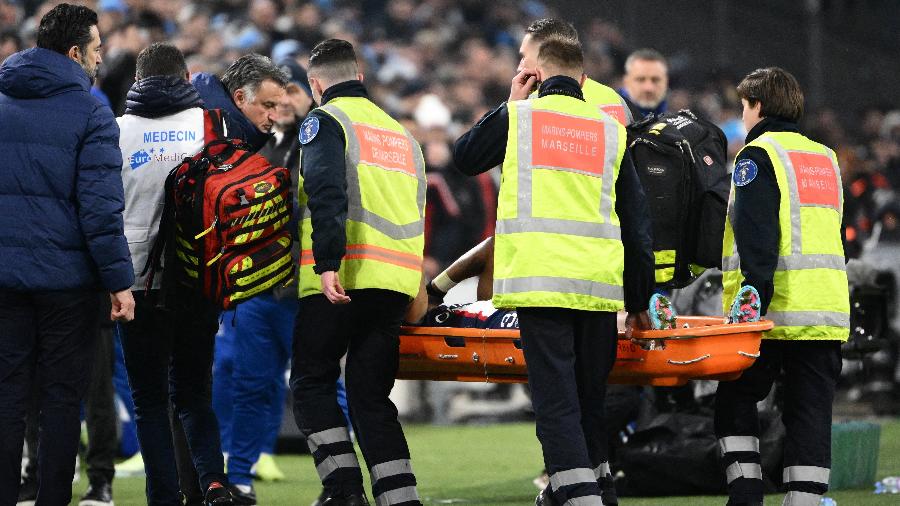Presnel Kimpembe, do PSG, deixa campo lesionado em clássico com o Olympique Marseille - CHRISTOPHE SIMON / AFP