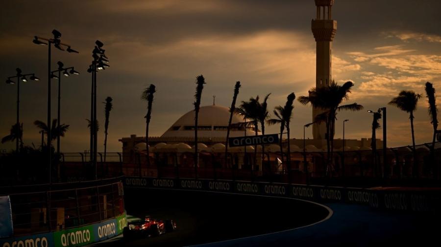 O espanhol Carlos Sainz pilota sua Ferrari em Jeddah, na Arábia Saudita, durante treino da Fórmula 1 - Clive Mason/Getty Images