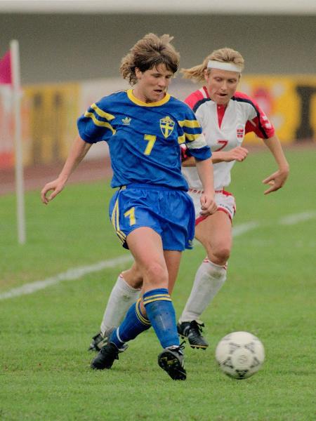 Pia Sundhage em ação com a camisa da Suécia na Copa do Mundo feminina de 1991