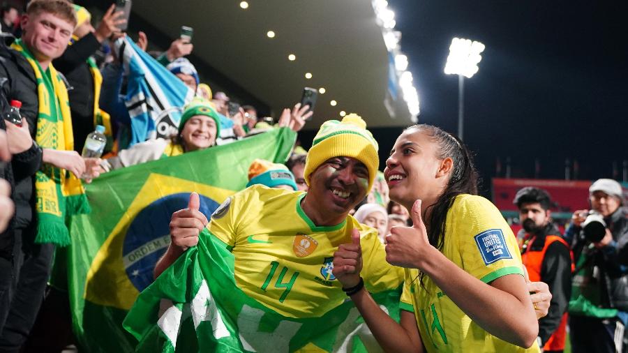 Lauren abraça o pai, Lekão, após partida da seleção feminina contra o Panamá