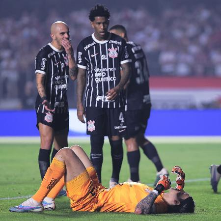 Jogadores do Corinthians se lamentam durante jogo contra o São Paulo, válido pela Copa do Brasil