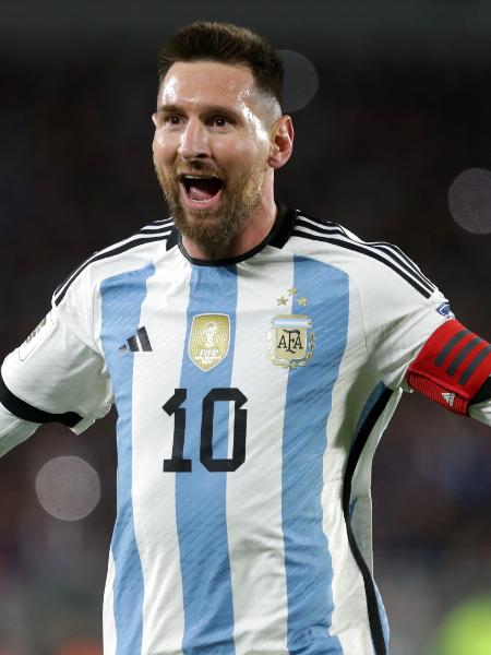 Lionel Messi festeja gol em Argentina x Equador, duelo das Eliminatórias