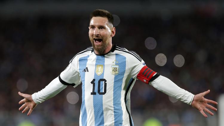 Lionel Messi festeja gol em Argentina x Equador, duelo das Eliminatórias