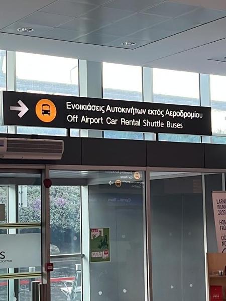 Aeroporto Internacional de Larnaca, no Chipre, fica no lado grego da ilha e usa o alfabeto grego