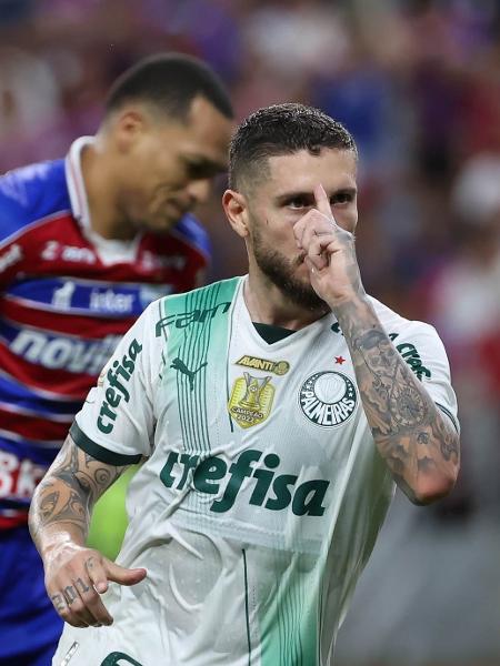 Zé Rafael celebra seu gol em Palmeiras x Fortaleza no Campeonato Brasileiro