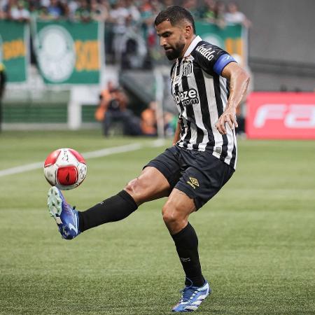 Rincón, do Santos, em ação durante jogo contra o Palmeiras, válido pelo Campeonato Paulista
