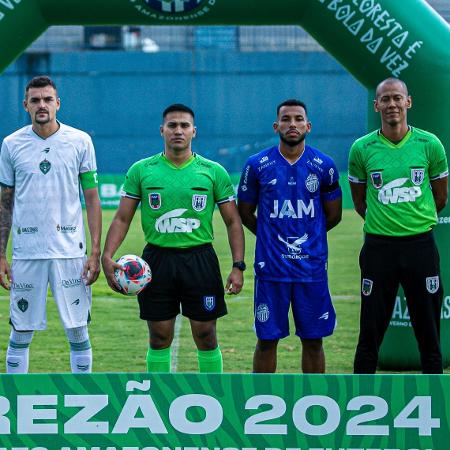 Sandro Viana (primeiro da direita para a esquerda) trabalha em jogo do Campeonato Amazonense