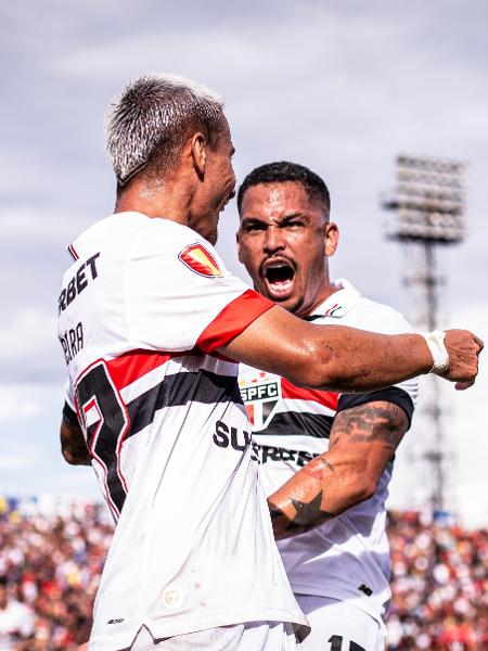 Luciano e Ferreira, do São Paulo, comemoram gol contra o Ituano pelo Campeonato Paulista