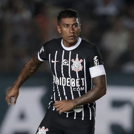 Paulinho, do Corinthians, em ação no amistoso contra o Londrina