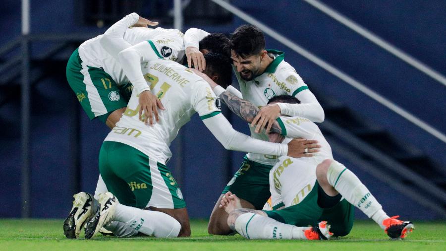 Luis Guilherme e seus companheiros comemoram gol do Palmeiras sobre o Del Valle em jogo da Libertadores