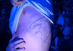 Fã ganha autógrafo de Charles do Bronxs na costela no UFC Rio: 'vou tatuar'