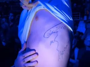 Fã ganha autógrafo de Charles do Bronxs na costela no UFC Rio: 'vou tatuar'