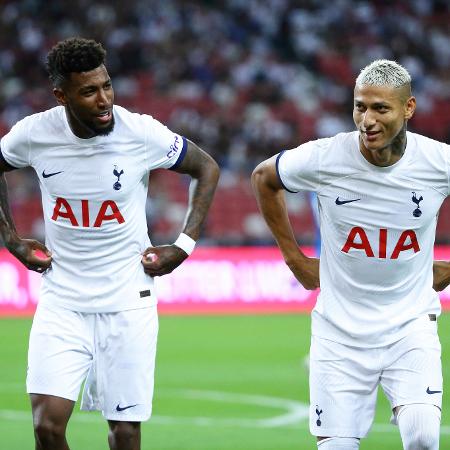 Emerson Royal e Richarlison, em jogo do Tottenham - Suhaimi Abdullah/NurPhoto via Getty Images