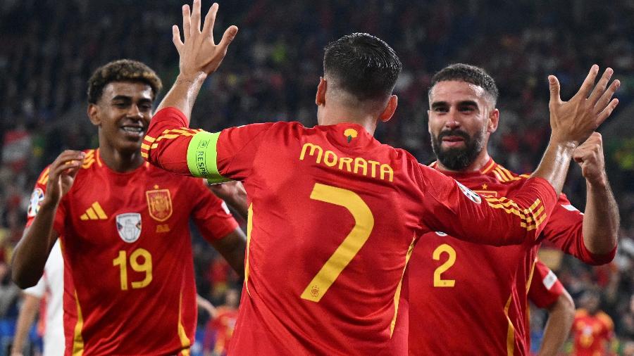 Jogadores da Espanha comemoram gol marcado sobre a Itália na Euro