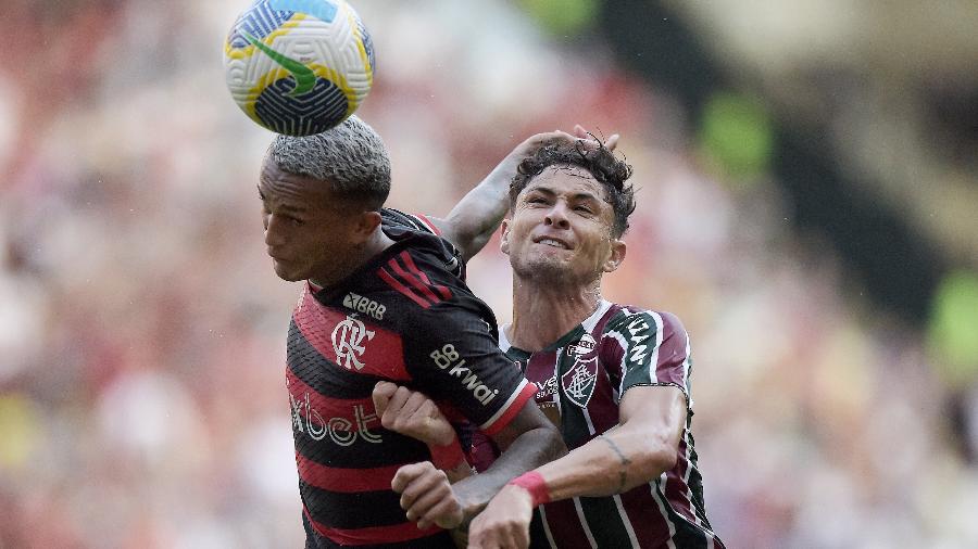 Wesley e Diogo Barbosa disputam a bola durante o clássico entre Flamengo e Fluminense pelo Campeonato Brasileiro