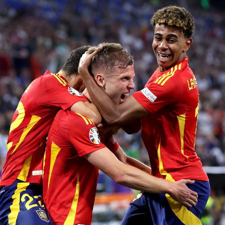 Dani Olmo e Yamal celebram gol da Espanha sobre a França em partida da Eurocopa