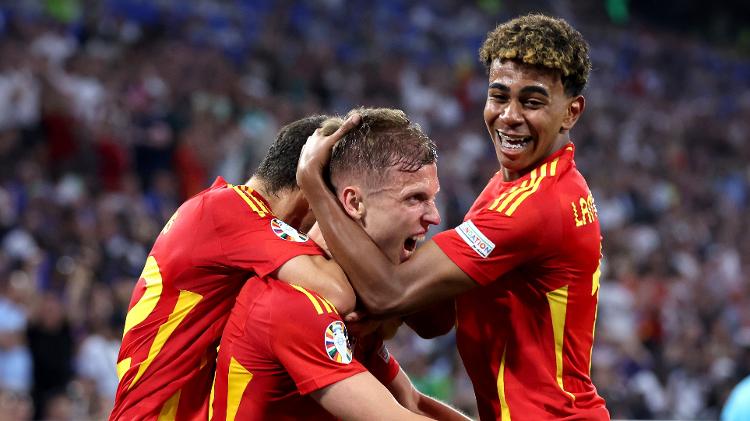 Dani Olmo e Yamal celebram gol da Espanha sobre a França em partida da Eurocopa