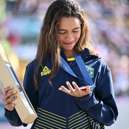 Rayssa Leal faturou medalha de bronze e uma caixa com pôster dos Jogos de Paris