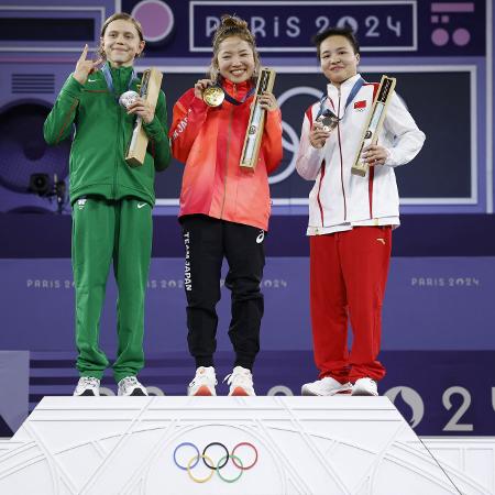 Ami Yuasa, do Japão, com ouro. Dominika Banevic, da Lituânia, com prata. Liu Qingyi, da China, com bronze. Pódio do breaking das Olimpíadas 2024