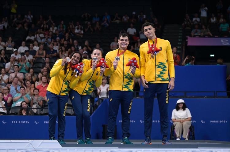 Equipe do Brasil com a medalha de bronze no revezamento 4x100 livre S14