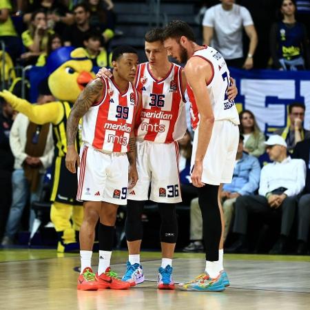 Yago dos Santos junto com os companheiros de equipe do Estrela Vermelha em jogo da Euroliga