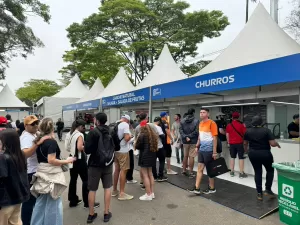 Balde de frango R$ 150 e cerveja R$ 17: quanto custa comer e beber na F1