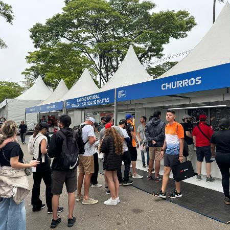 Fila para pegar comida no GP de Interlagos, em São Paulo