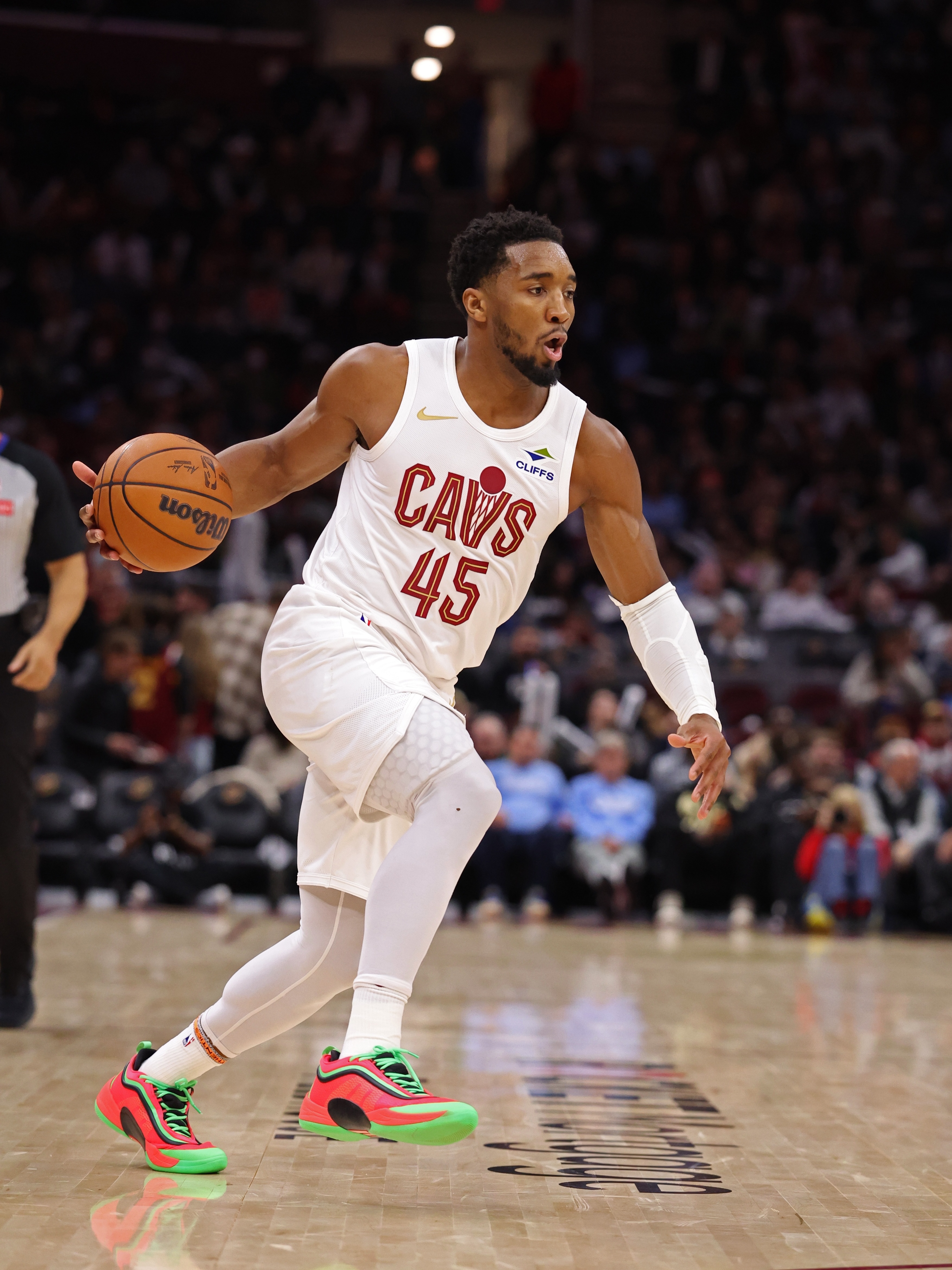 Donovan Mitchell comanda, e Cavaliers atropelam o campeão da NBA Cup