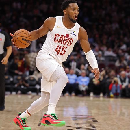 Donovan Mitchell, do Cleverland Cavaliers, em jogo contra o Milwaukee Bucks pela NBA