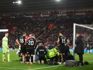 Goleiro do West Ham deixa campo de maca após choque de cabeça