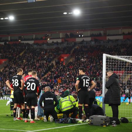 Lukasz Fabianski, goleiro do West Ham, é atendido após bater a cabeça em jogo pelo Inglês