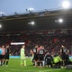 Goleiro do West Ham deixa campo de maca após choque de cabeça