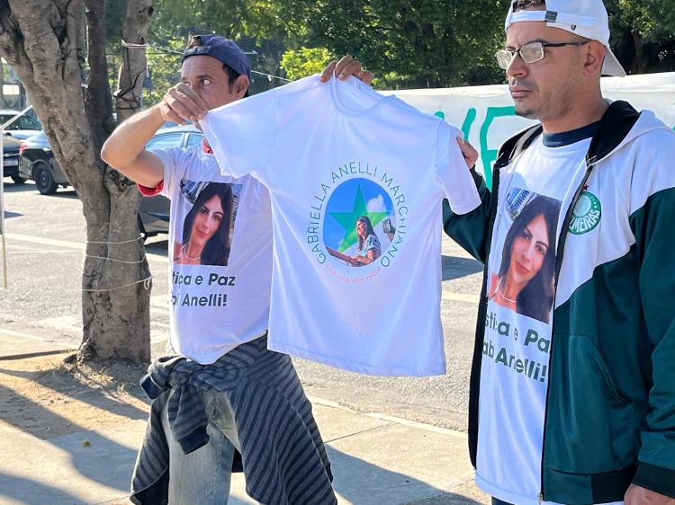 Amigos de familiares da jovem Gabriela Anelli em fórum da Barra Funda