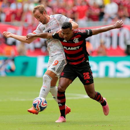 Kane e Alex Sandro em ação durante jogo entre Flamengo e Bayern de Munique no Mundial Kane e Alex Sandro em ação durante jogo entre Flamengo e Bayern de Munique no Mundial