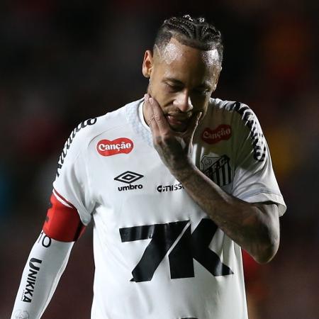 Neymar se lamenta durante Sport x Santos, partida do Brasileirão
