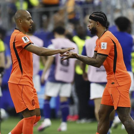 Memphis, da Holanda, entra em campo após começar no banco de reservas contra o Japão