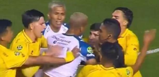 Deyverson encara torcida rival e causa tumulto em clássico no Equador; veja