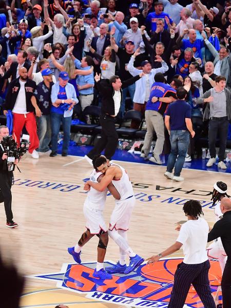 OG Anunoby #8 e Karl-Anthony Towns #32 do New York Knicks comemoram a cesta da vitória contra o San Antonio Spurs durante o Jogo 4 das Finais da NBA de 2026, em 10 de junho de 2026, no Madison Square Garden, em Nova York