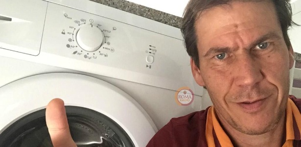 Rudi Garcia, técnico da Roma, posa junto com uma máquina de lavar para apoiar Strootman - Reprodução/Roma Rádio