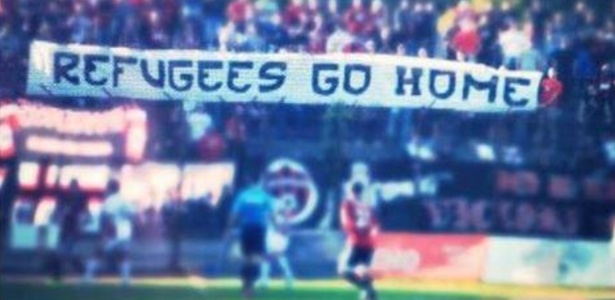 Na Eslováquia, torcida do Trnava exibe faixa em jogo: "refugiados, vão embora" - @footballskiFR/Twitter
